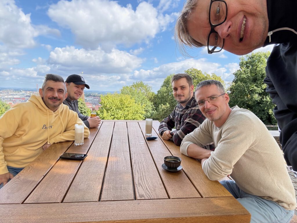 Das TrOn-Team bei einer Kaffeepause im Freien